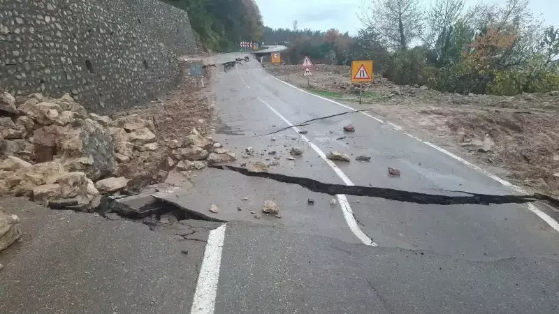 Kastamonu'da Heyelan: Cide-Bartın Yolu Trafiğe Kapatıldı