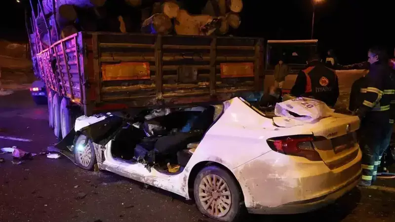 Kastamonu'da Tırın Dorsesi Altında Kalan Otomobilde 1 Ölü, 2 Ağır Yaralı