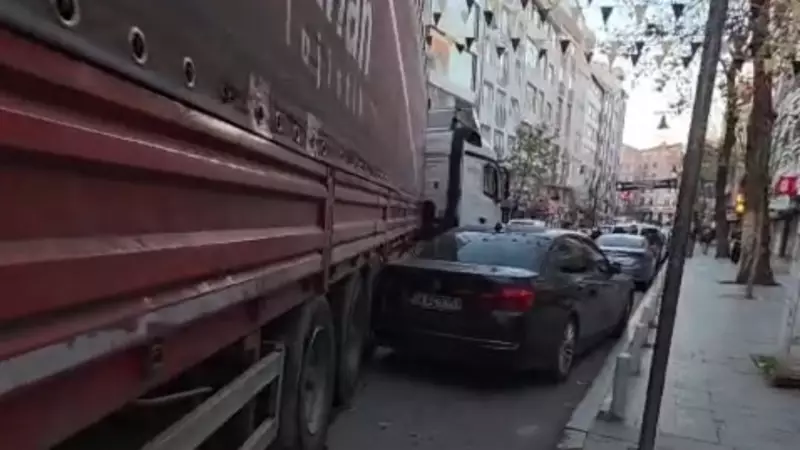 Kağıthane'de TIR Manevrası: 3 Araç Hasarlı, Trafik Durdu, 'Linç' Uyarısı