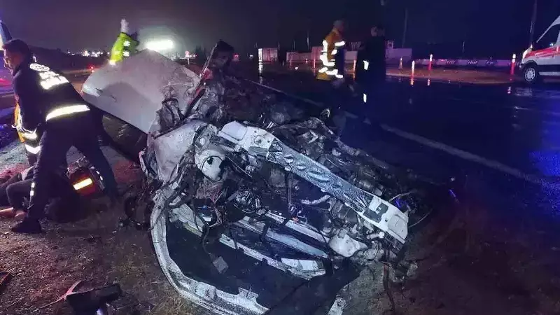 Kayseri Yolunda Feci Kaza: 2 Kişi Hayatını Kaybetti, 1 Yaralı