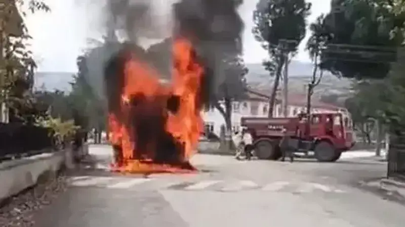 Küçükçekmece'de Hafriyat Kamyonu Devrildi: 1 Yaralı