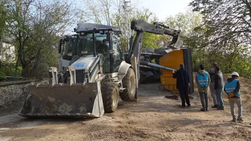 Kocaeli'de Mıcır Yüklü Kamyonun Damperi Devrildi: Şoför Bayıldı
