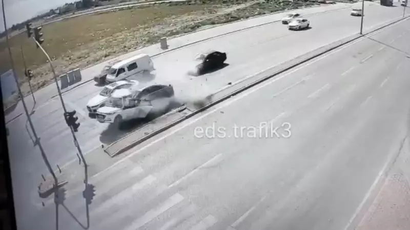 Konya'da 229 km Hızla Kırmızı Işıkta Çarpışma: Öğretmen Hayatını Kaybetti