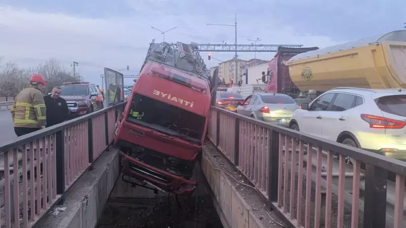 Kırıkkale'de İtfaiye Aracı Köprüde Asılı Kaldı: 3 Görevli Yaralandı
