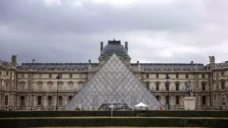 Louvre Müzesi'nde Su Sızıntısı: 400 Nadir Kitap Hasar Gördü