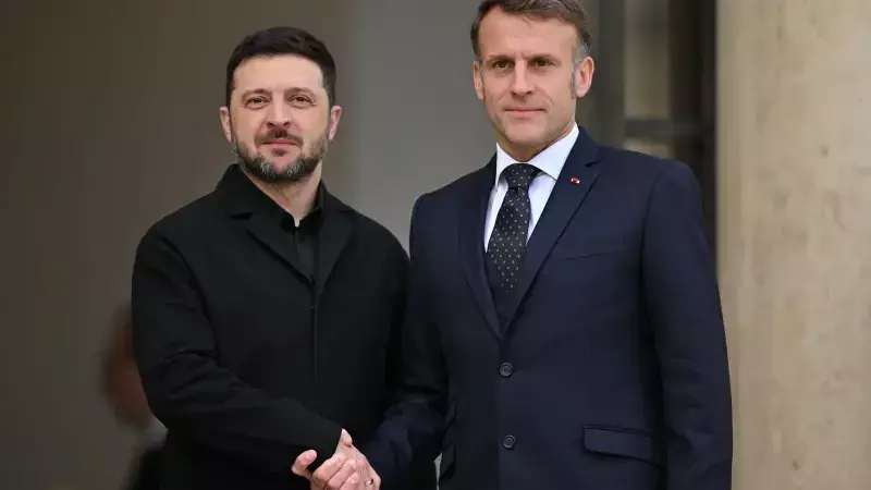 Macron: Ukrayna'nın Toprak Bütünlüğünü Tartışacak Tek Taraf Kiev'dir