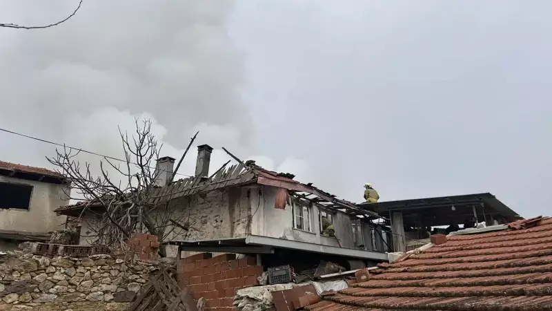 Manisa Kula'da 2 Katlı Evde Çıkan Yangın: Ev Kullanılamaz Hale Geldi