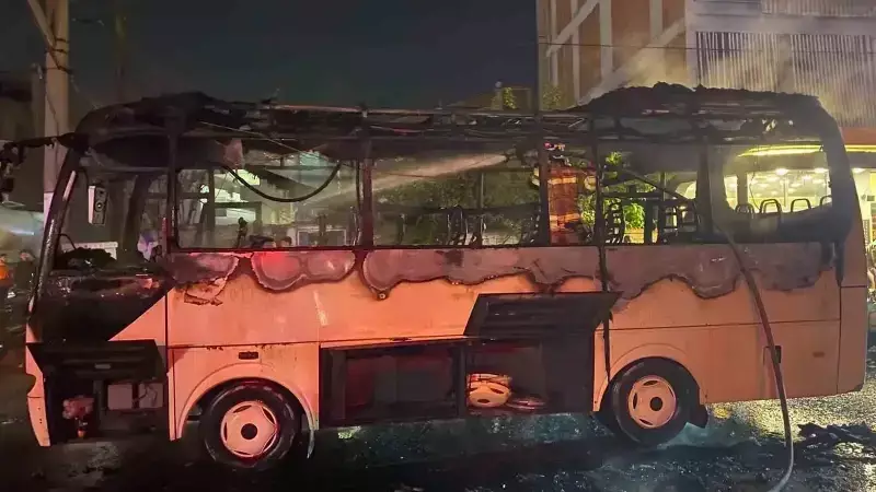 Manisa Turgutlu'da Boş İşçi Servisi Alev Aldı: 4 Motosiklet Zarar Gördü