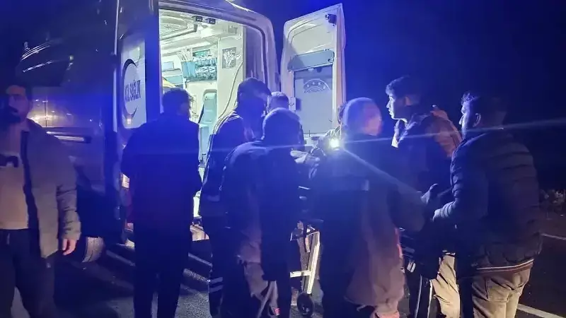 Mardin'de Tır Bariyerlere Çarptı: Sürücü Yaralandı