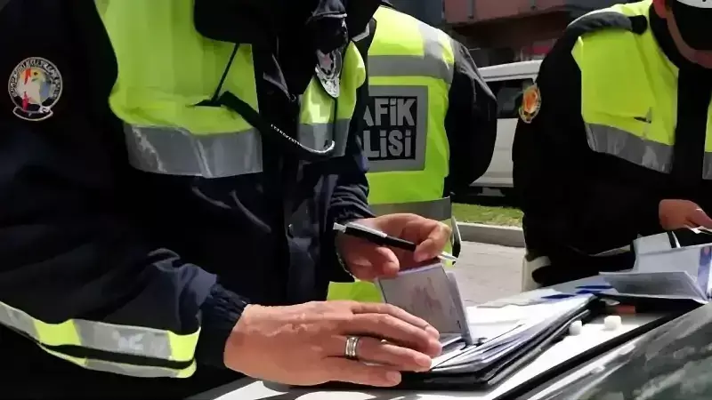 Mersin'de Trafik Işığı Kavgası: 2 Sürücüye 1986 Lira Ceza