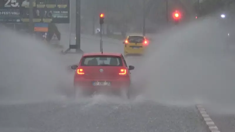 Meteoroloji'den Kritik Uyarı: Muğla ve Antalya'da Şiddetli Sağanak ve Sel Riski!