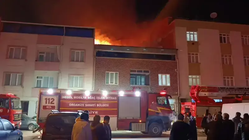 İnegöl'de Çatı Yangını: İtfaiye 1 Saatte Kontrol Altına Aldı