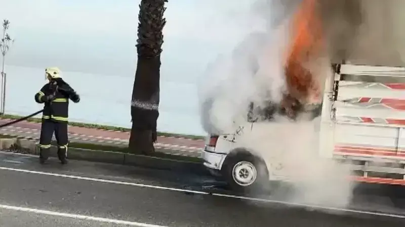 Ünye'de Kamyonet Alev Alev Yandı: Araç Kullanılmaz Hale Geldi