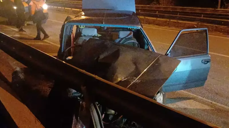 Çorum'da Direksiyon Hakimiyeti Kaybı: Otomobil Bariyerlere Çarptı, Sürücü Yaralandı