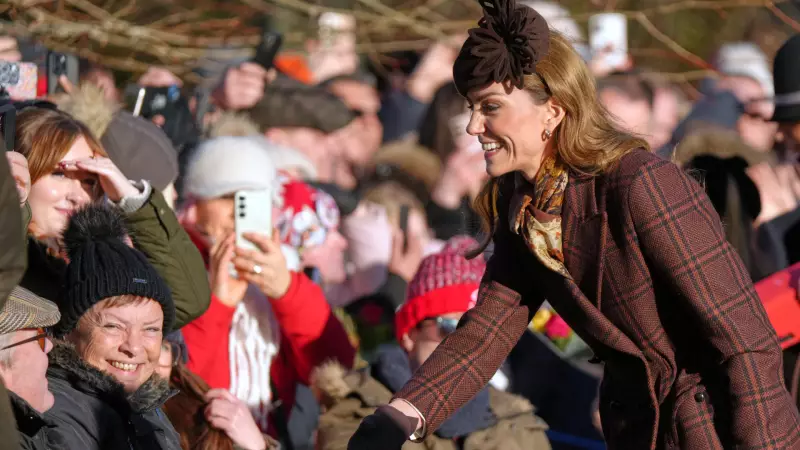 Prenses Kate Middleton'a Noel'de Sevgi Seli: Norfolk'ta Kraliyet Ailesi Halkla Buluştu