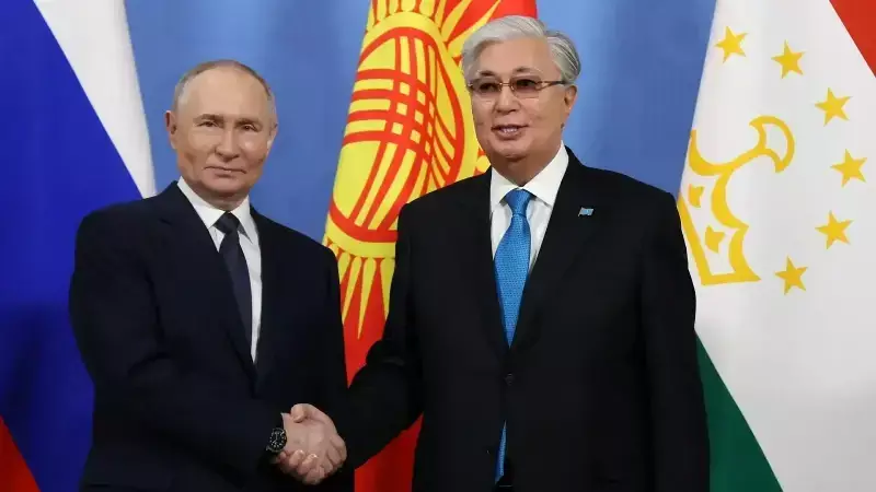 Putin ve Tokayev St. Petersburg'da Görüştü: 'Sorun Yok, Konu Çok'