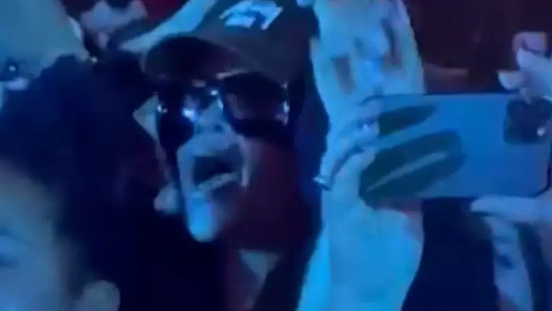 Rihanna, Mariah Carey Konserinde Seyirciyle Tartıştı: 'Otur' Uyarısına Sert Tepki