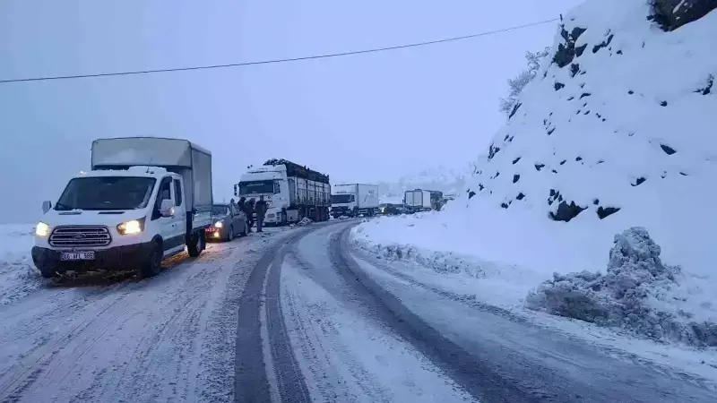 Şırnak-Hakkari Karayolu Yoğun Kar Nedeniyle Kapandı, Araçlar Mahsur Kaldı