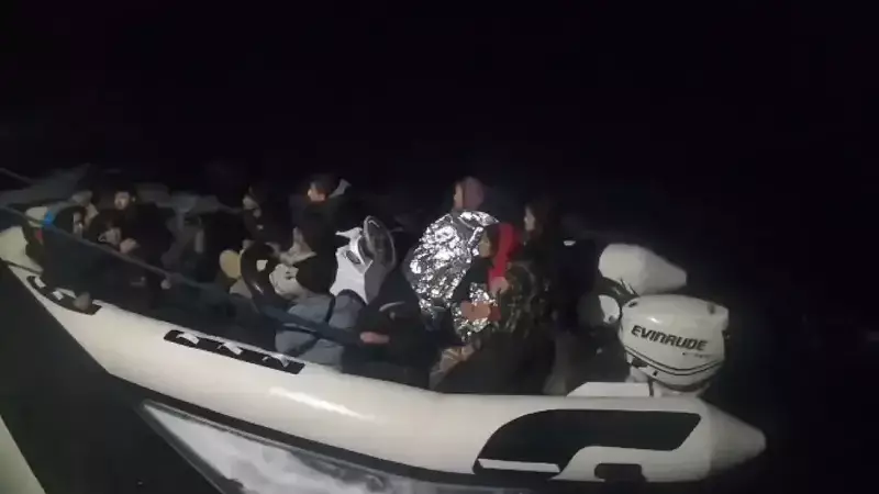Sahil Güvenlik 2 Operasyonda 56 Düzensiz Göçmeni Kurtardı ve Yakaladı