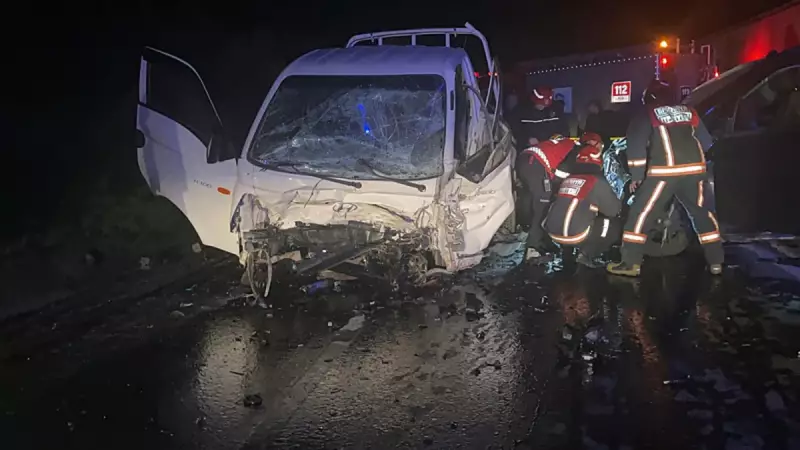 Sakarya'da Feci Kaza: Panelvan ile Kamyonet Çarpıştı, 1 Ölü 3 Yaralı