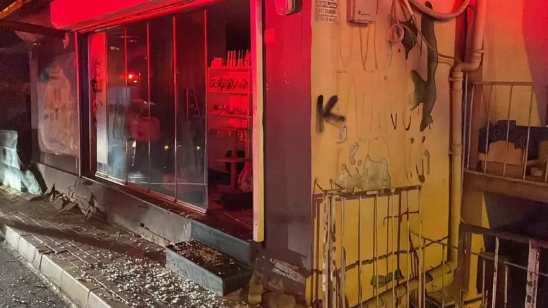 Sarıyer'de Zemin Kayması: 2 Katlı Bina Gecekondunun Çatısına Yaslandı