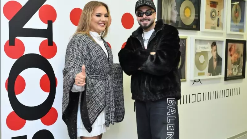 Sefo ve Demet Akalın'ın 'Yerinde Dur' Şarkısı Diamond Plak Ödülü Aldı