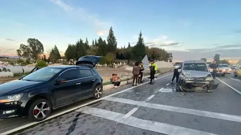 Serik'te Emniyet Şeridinde Park Eden Araca Çarpma: 2 Yaralı