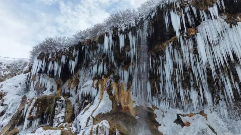 Sivas Dipsizgöl Şelalesi'nde Kış Büyüsü: Dev Buz Sarkıtları Oluştu