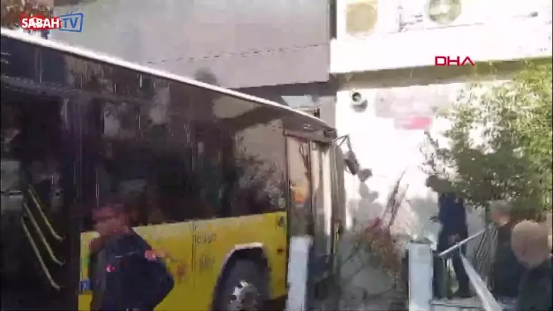 Üsküdar'da İETT Otobüsü Börekçi Dükkanına Girdi: 4 Kişi Yaralandı