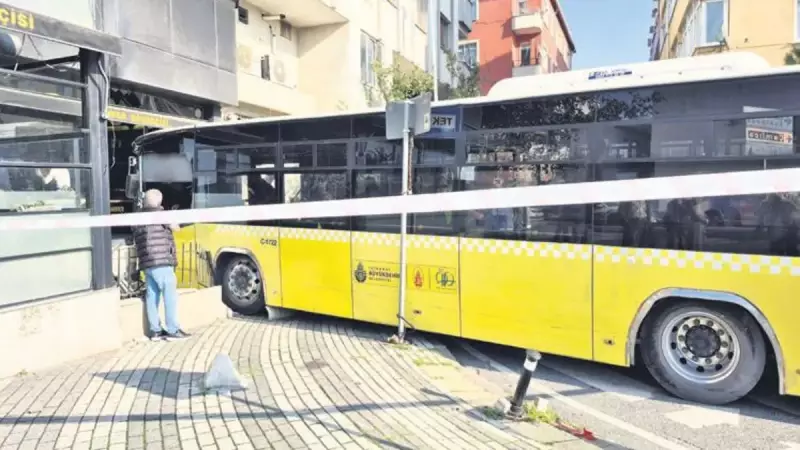 Üsküdar'da İETT Otobüsü Börekçiye Daldı: 4 Yaralı