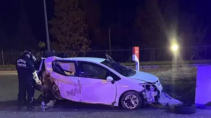 Söke'de Köpekten Kaçan Otomobil Beton Duvara Çarptı: 2 Yaralı