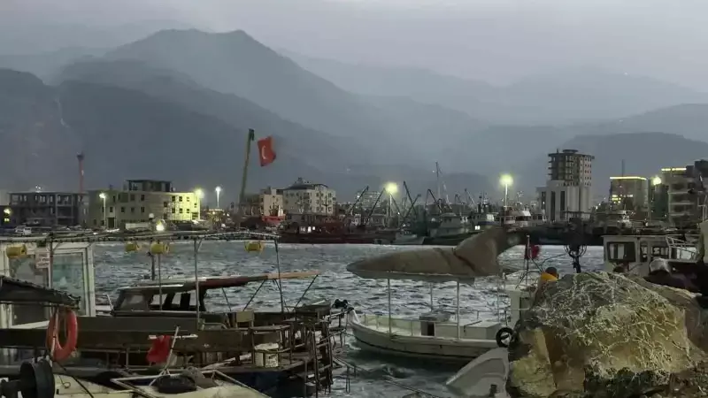 İskenderun'da Fırtına 5 Tekne ve 1 Yatı Batırdı: Vinçlerle Kurtarma