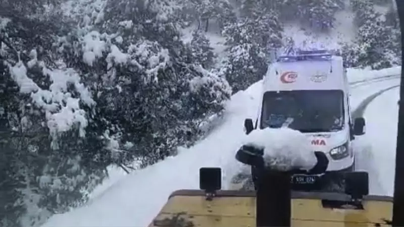 İslahiye'de Kar Yağışı: Kırık Kollu Kadına Ambulans İş Makinesiyle Ulaştı