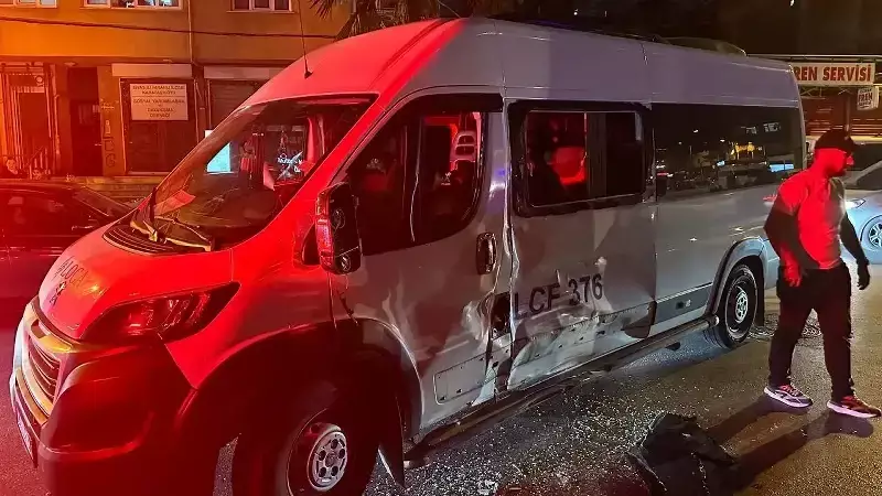 İstanbul Ataşehir'de Motosiklet ile Servis Çarpıştı: 2 Yaralı