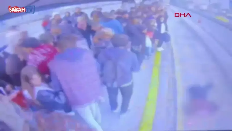 İstanbul Cevizlibağ'da Metrobüs Faciası: Bayılan 14 Yaşındaki Kıza Çarptı