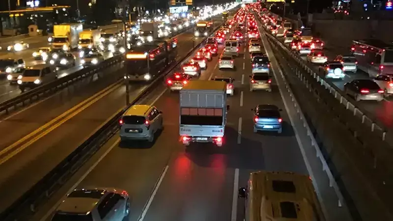 İstanbul'da Akşam Trafiği: Yoğunluk Oranı %90'a Ulaştı