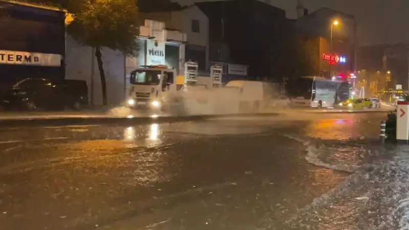 İstanbul'da Gece Yarısı Başlayan Sağanak Hayatı Olumsuz Etkiledi
