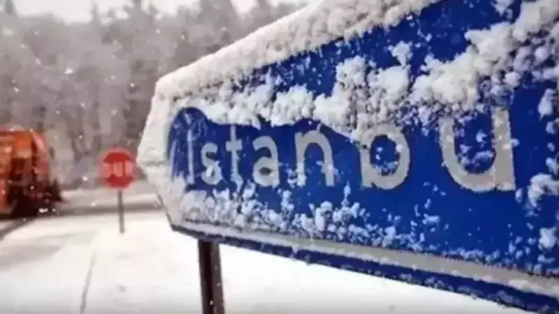 İstanbul'da Kar Yağışı Başladı: Beyaza Bürünen Şehirde Uyarılar