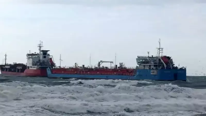 İstanbul'da İki Tanker Zincir Dolanması Sonucu Temas Etti