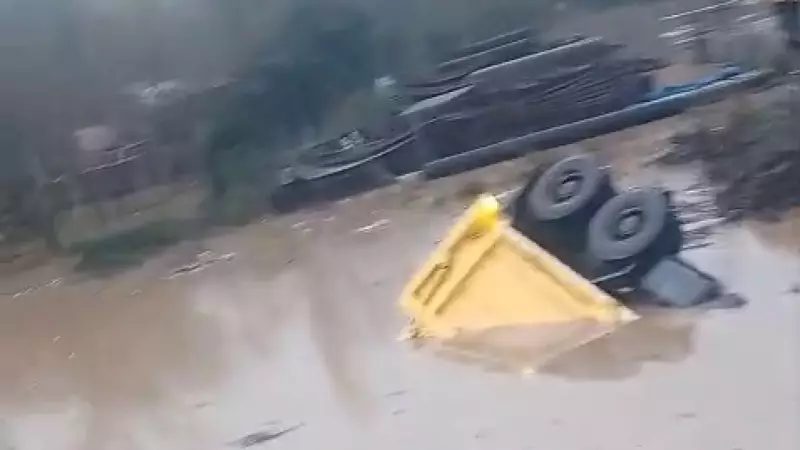 İstanbul'da Sağanak Felaketi: Sokaklar Göle Döndü, Araçlar Sular Altında Kaldı