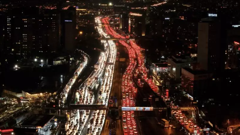 İstanbul'da Trafik Yoğunluğu %90'a Ulaştı: Yağmur ve Mesai Saati Felç Etti