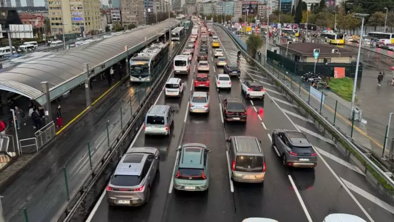 İstanbul'da Yağmur Trafiği Kilitledi: Yoğunluk %80'e Ulaştı