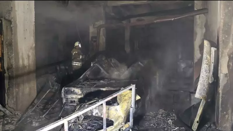 Sultanbeyli'de Boya Kaporta Dükkanında Çıkan Yangında 4 Araç Küle Döndü