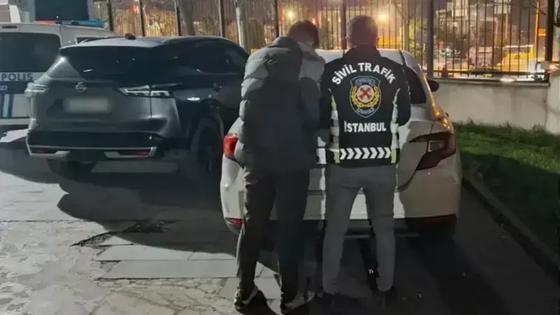 Sultangazi'de Kırmızı Işık İhlali: Yayaya Çarpma Tehlikesi Yaşatan Sürücüye Para Cezası ve Adli İşlem