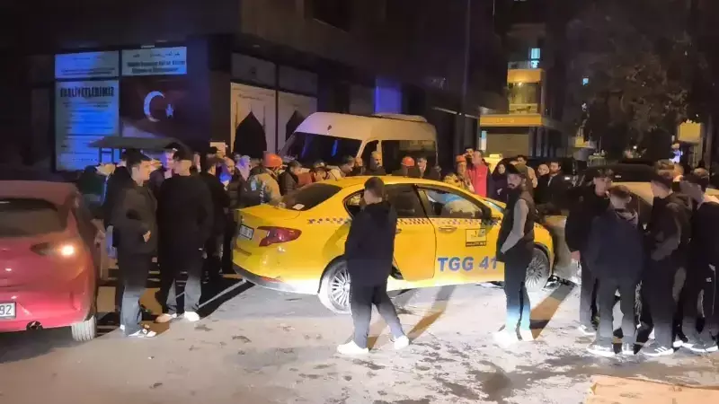 Sultangazi'de Ters Yönden Gelen Taksi ile Çarpışma: 2 Yaralı