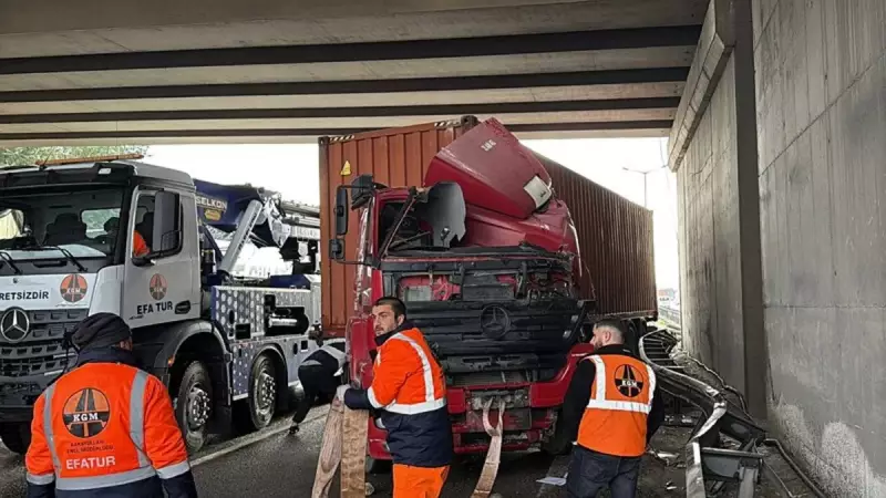 TEM Otoyolu'nda Feci Kaza: 23 Yaşındaki Tır Şoförü Kendi Aracının Altında Can Verdi