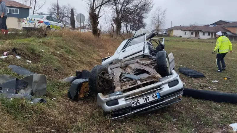 Tokat'ta Feci Kaza: Ağaca Çarpan Otomobil İkiye Ayrıldı, Sürücü Ağır Yaralı
