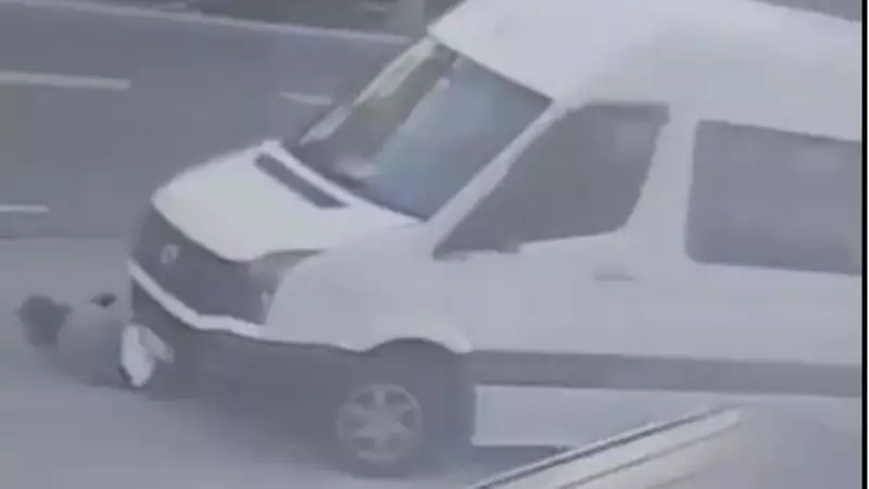 Trabzon'da Servis Minibüsü Yayaya Çarptı: Bir Kadın Yaralandı