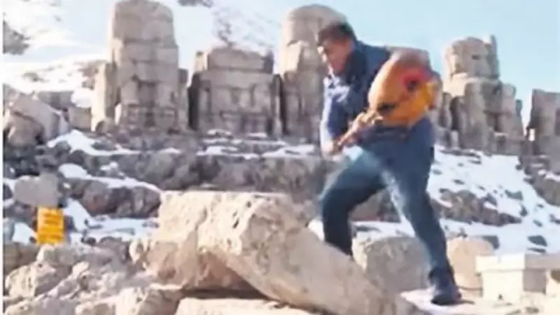 Türkücü Aydın Aydın, Nemrut'taki 2100 Yıllık Heykelde Bağlama Kırdı!