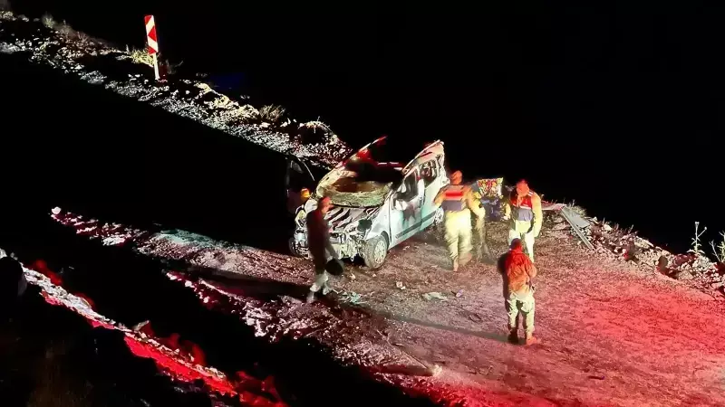 Tunceli'de Buzlanmada Araç Şarampole Yuvarlandı: 2 Yaralı